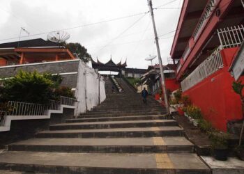 Janjang Ampek Puluah yang Terletak di Antara Perumahan dan Pertokoaan.
Sumber : Kompasiana/ Al Johan