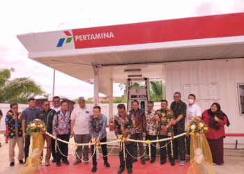 Pemotongan pita menandai resminya SPBU Modular di Universitas Andalas oleh Direktur Utama Pertamina Retail dan Rektor Universitas Andalas, Kamis (8/9/2022). (Genta Andalas/Humaira Zaini Putri)