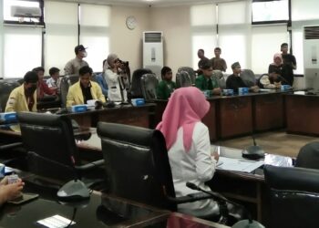BEM SB mendiskusikan empat tuntutan dengan pimpinan DPRD Sumbar di Gedung DPRD Sumbar, Jumat (9/9/2022) (Genta Andalas/Aisyah Luthfi)