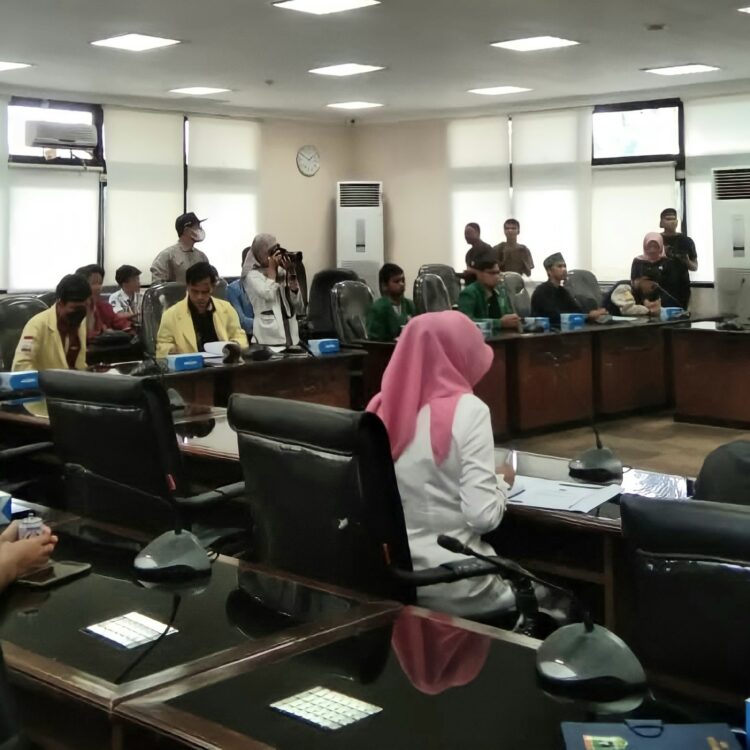 BEM SB mendiskusikan empat tuntutan dengan pimpinan DPRD Sumbar di Gedung DPRD Sumbar, Jumat (9/9/2022) (Genta Andalas/Aisyah Luthfi)