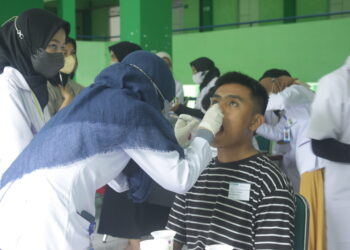 Pemeriksaan gigi gratis untuk mahasiswa di Asrama Hijau oleh Koas FKG Universitas Andalas (Unand), Sabtu (17/09/2022). (Genta Andalas/M. Rivaldo)