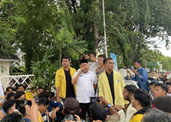Sekretaris Daerah Provinsi Sumbar, Hansastri yang mewakili Gubernur dan Wakil Gubernur dalam aksi Hari Tani Nasional yang tidak dihadiri oleh Gubernur dan Wakil Gubernur Sumbar pada Rabu (28/9/2022). (Genta Andalas/Sandra Ardiyana)