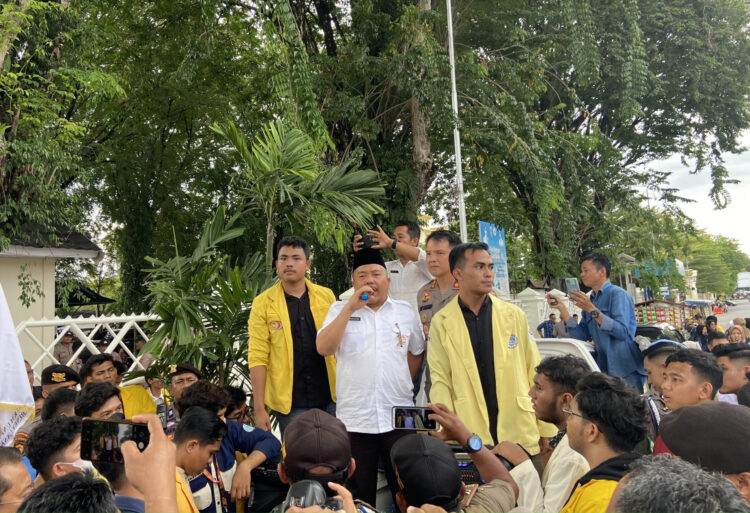 Sekretaris Daerah Provinsi Sumbar, Hansastri yang mewakili Gubernur dan Wakil Gubernur dalam aksi Hari Tani Nasional yang tidak dihadiri oleh Gubernur dan Wakil Gubernur Sumbar pada Rabu (28/9/2022). (Genta Andalas/Sandra Ardiyana)