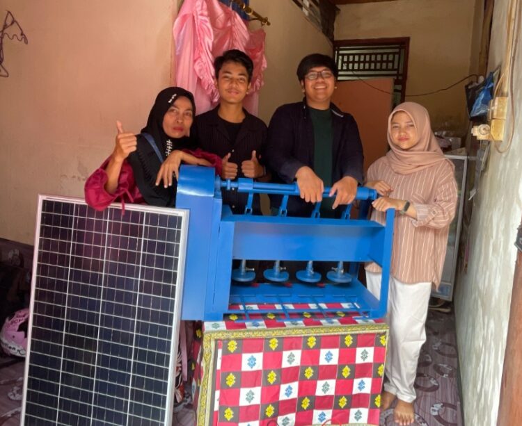 Alat pemecah jengkol untuk tingkatkan produktivitas UMKM keripik jengkol. (Genta Andalas/Dok. Pribadi)