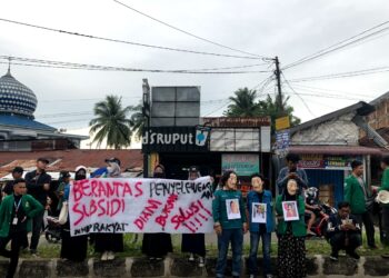 Aksi mimbar bebas BEM KM dan BEM Fakultas serta Mahasiswa Unand di Simpang Pasar Baru, Minggu (4/9/2022)