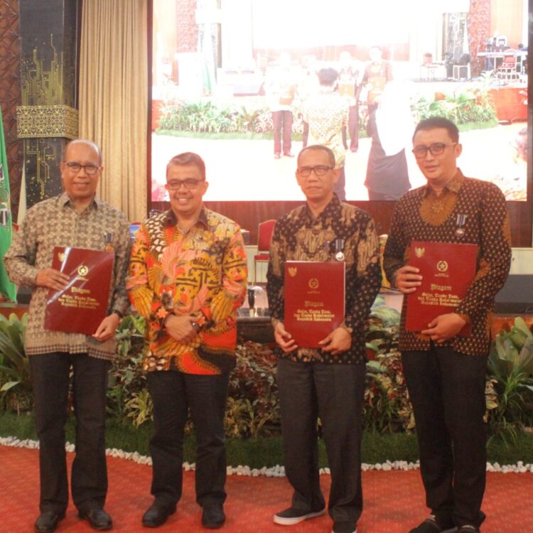 Pemberian penghargaan oleh rektor kepada civitas akademika Unand dalam rangka dies natalis ke-66 Unand yang bertajuk "Inovasi untuk Kedjajaan Bangsa," Selasa (13/9/2022) (Genta Andalas/Lusi Agustia)