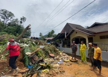 Tanah longsor yang menyebabkan bangunan PAUD tertimbun dan rumah penduduk rusak pada Kamis (22/9/202) (Genta Andalas/Syifa Khairani)