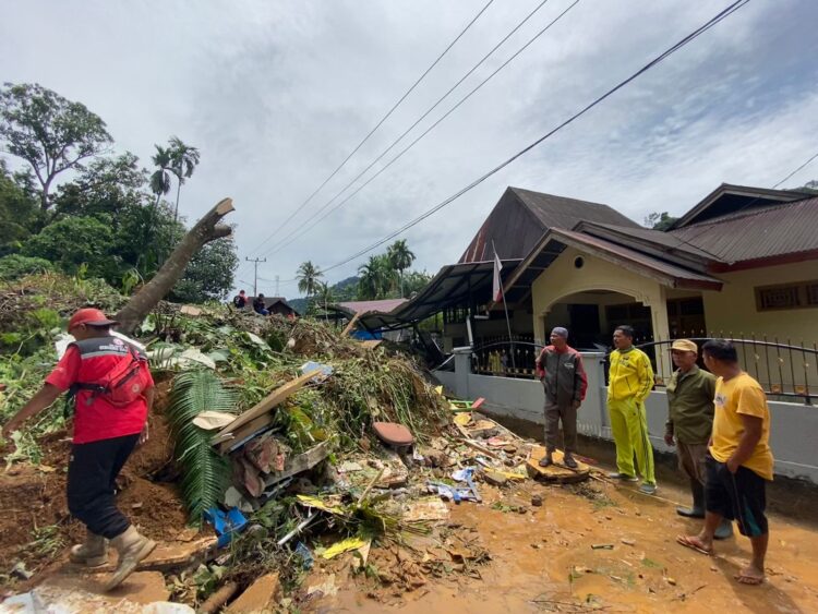 Tanah longsor yang menyebabkan bangunan PAUD tertimbun dan rumah penduduk rusak pada Kamis (22/9/202) (Genta Andalas/Syifa Khairani)