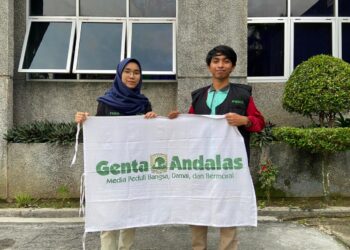 Serah terima jabatan oleh Pemimpin Umum UKPM Genta Andalas periode 2021/2022 Linda Susanti kepada Pemimpin Umum Genta Andalas periode selanjutnya Riski Wahyudi, Kamis (8/9/2022)