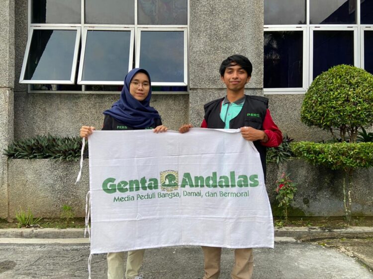 Serah terima jabatan oleh Pemimpin Umum UKPM Genta Andalas periode 2021/2022 Linda Susanti kepada Pemimpin Umum Genta Andalas periode selanjutnya Riski Wahyudi, Kamis (8/9/2022)