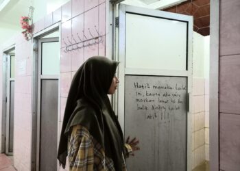 Salah seorang mahasiswi Unand memasuki toilet wanita tempat terjadinya kasus perekaman di Masjid Nurul Ilmi.