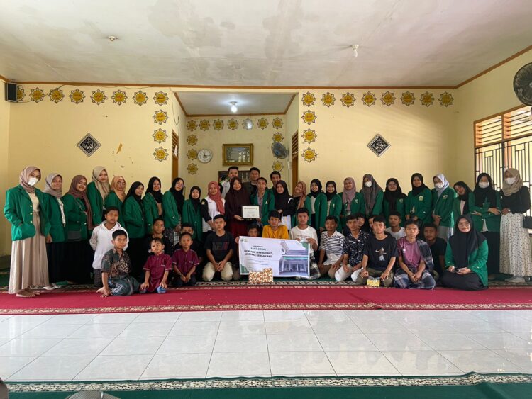 Foto bersama UKM Pikmag Unand dengan anak-anak panti asuhan Al-Hidayah dalam kegiatan bakti sosial, Sabtu (8/10/2022)