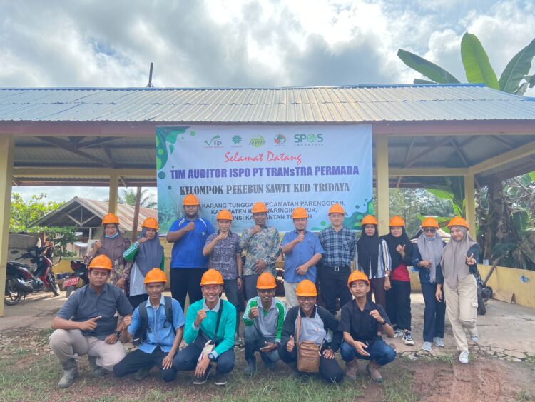 Kelompok Pekebun Sawit KUD TRIDAYA bersama dengan Tim Auditor PT. TRANsTRA PERMADA melaksanakan tahap audit ISPO 1 pada Kamis (06/10/2022) di Balai Desa Karang Tunggal Kalimantan Tengah. (Genta Andalas/Elvi Rahmawani)