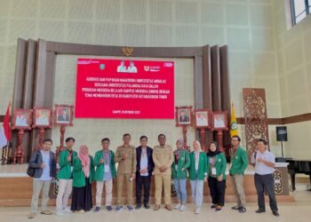 Mahasiswa Tim MBKM Membangun Desa Kalteng UNAND-UPR laksanakan Audiensi dan Pemaparan bersama Pemkab Kotawaringin Timur pada Senin (10/10/2022).
(Genta Andalas/Elvi Rahmawani)