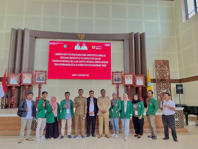 Mahasiswa Tim MBKM Membangun Desa Kalteng UNAND-UPR laksanakan Audiensi dan Pemaparan bersama Pemkab Kotawaringin Timur pada Senin (10/10/2022).
(Genta Andalas/Elvi Rahmawani)