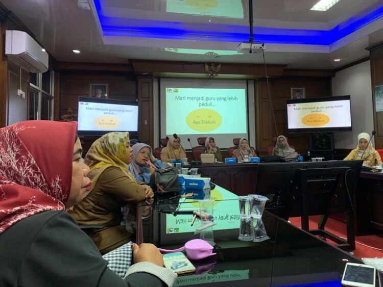 Penyuluhan Anti Kekerasan Seksual di Lingkungan Anak oleh Dosen Unand kepada Guru Paud dan TK se-Limau Manis di Gedung A FISIP Unand pada Senin (24/10/2022). (Genta Andalas/Kerina Jefani)