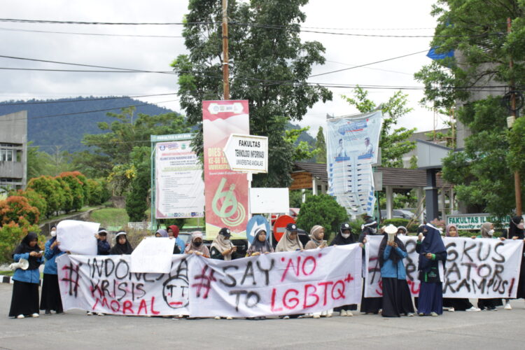 Orasi tentang penyimpangan dan kekerasan seksual yang dilakukan oleh BEM KM Universitas Andalas (Unand) di persimpangan jalan menuju gedung Pascasarjana dan gedung F Unand, Jumat (28/10/2022). (Genta Andalas/Joy Prima)