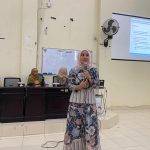 Penyampaian materi sosialisasi Satgas PPKS oleh Dr. Rika Susanti selaku ketua Satgas PPKS Unand., Jumat (7/10/2022) (Genta Andalas/ Sandra Ardiyana)