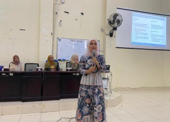 Penyampaian materi sosialisasi Satgas PPKS oleh Dr. Rika Susanti selaku ketua Satgas PPKS Unand., Jumat (7/10/2022) (Genta Andalas/ Sandra Ardiyana)