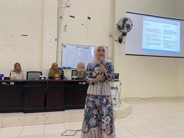 Penyampaian materi sosialisasi Satgas PPKS oleh Dr. Rika Susanti selaku ketua Satgas PPKS Unand., Jumat (7/10/2022) (Genta Andalas/ Sandra Ardiyana)