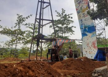 Pekerja melakukan pembangunan panjat tebing untuk POMNAS XVII Sumbar, Rabu (19/10/2022) (Genta Andalas/Asa Alvino Wendra)