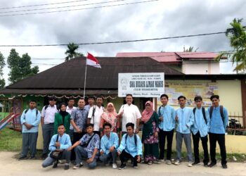 Foto bersama Departemen Sosiologi Unand dengan siswa SMA Hudaya Limau Manis, Jumat (21/10/2022) (Genta Andalas/M. Rivaldo)