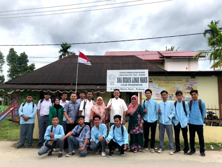 Foto bersama Departemen Sosiologi Unand dengan siswa SMA Hudaya Limau Manis, Jumat (21/10/2022) (Genta Andalas/M. Rivaldo)