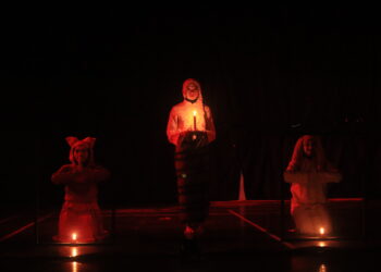 Potret penampilan teater oleh Studio Merah Fakultas Hukum Unand berjudul “Ambang Karam” dalam acara Parade Teater 7 pada Senin (17/10/2022). (Genta Andalas/Lusi Agustia).