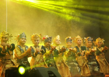 Penampilan Tari Ratoh Jaroe oleh Mahasiswa Peternakan Angkatan 20 pada acara Inaugurasi Merpati Perak 20 di GOR Prayoga, Sabtu (12/11/2022). (Genta Andalas/Riski Wahyudi)