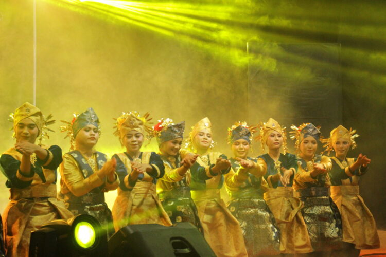 Penampilan Tari Ratoh Jaroe oleh Mahasiswa Peternakan Angkatan 20 pada acara Inaugurasi Merpati Perak 20 di GOR Prayoga, Sabtu (12/11/2022). (Genta Andalas/Riski Wahyudi)