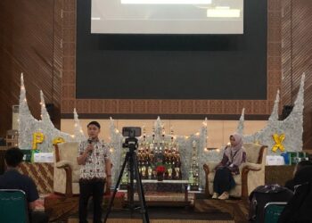 Penyampaian materi oleh Mawanda Almuhayar sebagai pemateri dalam acara Seminar Nasional PSB XIX yang diladakan di Auditorium Unand, Jumat (18/11/2022). (Genta Andalas/Fadhilah Lisma Sari)