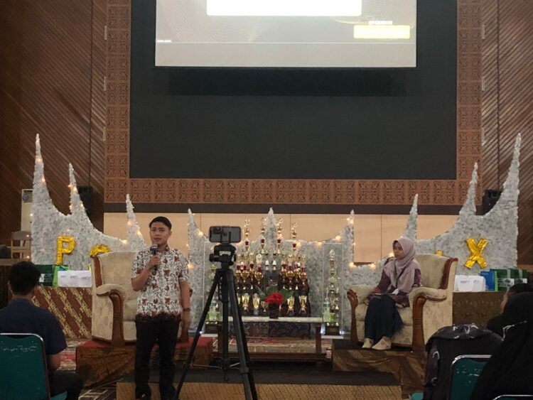 Penyampaian materi oleh Mawanda Almuhayar sebagai pemateri dalam acara Seminar Nasional PSB XIX yang diladakan di Auditorium Unand, Jumat (18/11/2022). (Genta Andalas/Fadhilah Lisma Sari)