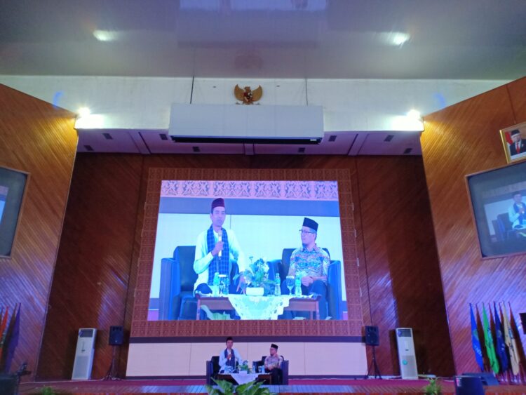 Kuliah umum bersama Ustadz Abdul Somad di Gedung Auditorium Universitas Andalas, Senin (7/11/2022) (Genta Andalas/Putri Salsabila Eryadi)