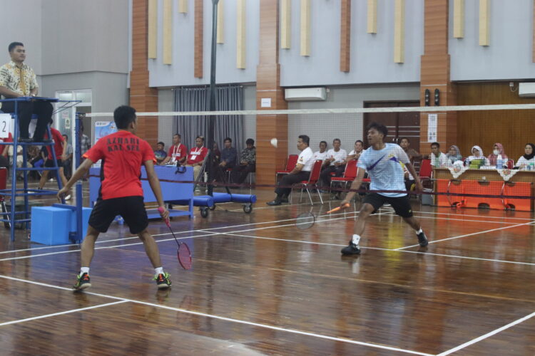 Atlet Bulutangkis Sumbar, M. Ariq Saputra menangkis kok dari atlet Kalsel Pada pertandingan Beregu Putra di Gedung Serba Guna Fakultas Hukum Universitas Andalas pada Senin (21/11/2022). (Genta Andalas/Aisyah Luthfi)