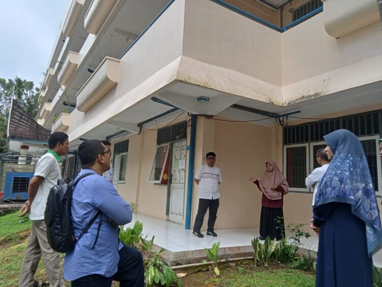 Tim evaluasi Unand saat meninjau langsung asrama RMS Pada Jum'at (4/11/2022).