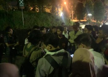 Mahasiswa Unand melakukan diskusi dengan Ketua DPM Unand Sa'adillah Fajar Alvi di parkiran gedung PKM Unand, Senin (7/11/2022). (Genta Andalas/Riski Wahyudi)