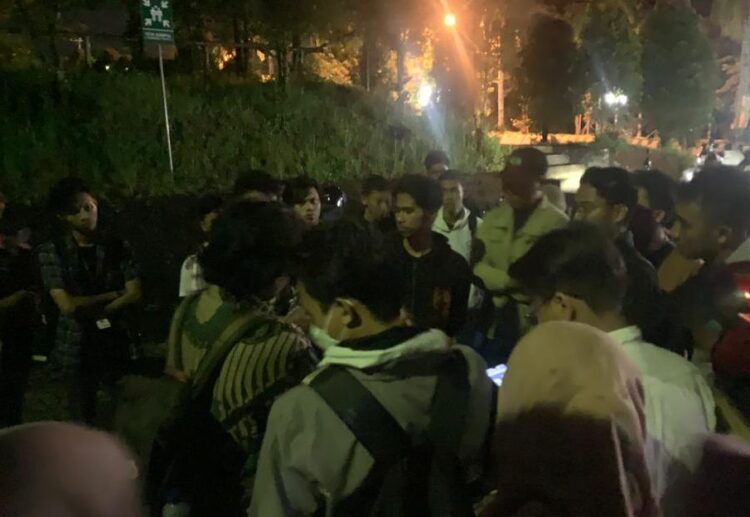 Mahasiswa Unand melakukan diskusi dengan Ketua DPM Unand Sa'adillah Fajar Alvi di parkiran gedung PKM Unand, Senin (7/11/2022). (Genta Andalas/Riski Wahyudi)