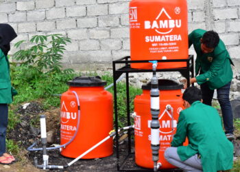 Proses instalasi alat filtrasi air limbah laundry dengan Teknologi Filtrasi Upflow Anaerobic. (Genta Andalas/Dok. Pribadi)