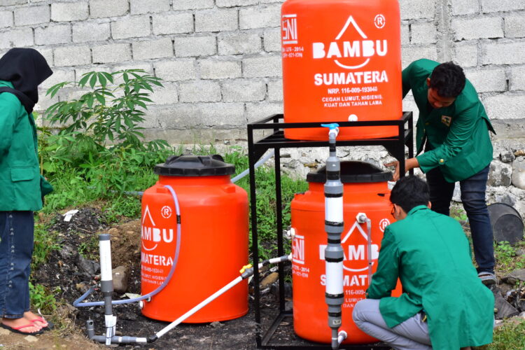 Proses instalasi alat filtrasi air limbah laundry dengan Teknologi Filtrasi Upflow Anaerobic. (Genta Andalas/Dok. Pribadi)