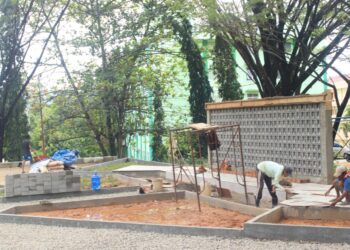 Aktivitas pembangunan taman asrama yang terletak berlokasi depan Bussines Center (BC) Unand pada Kamis, (8/12/2022).
(Genta Andalas/ Riski Wahyudi)