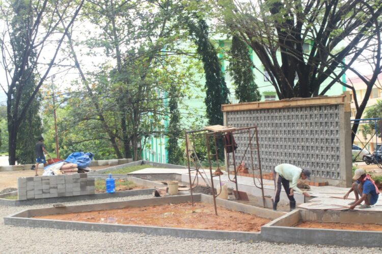 Aktivitas pembangunan taman asrama yang terletak berlokasi depan Bussines Center (BC) Unand pada Kamis, (8/12/2022).
(Genta Andalas/ Riski Wahyudi)