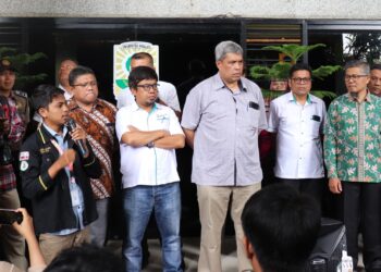 Presma Unand, Yodra Muspierdi saat menyuarakan tuntutan kepada  pihak kampus terkait kasus dugaan ekerasan seksual di Gedung Rektorat Unand pada Senin (26/12/2022) (Genta Andalas/Riski Wahyudi)