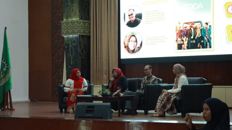 Sesi Diskusi Film Oleh UPTD Dinas Pendidikan Kota Padang, Yoszya Silawati, S.Pd., M.Si., dan Kepala Unit Pelayanan Disabilitas Unand, Rozi Sastra Purna, M.Psi., pada peringatan  Hari Disabilitas Internasional  pada Sabtu (3/12/2022). ( Dokumen Pribadi)