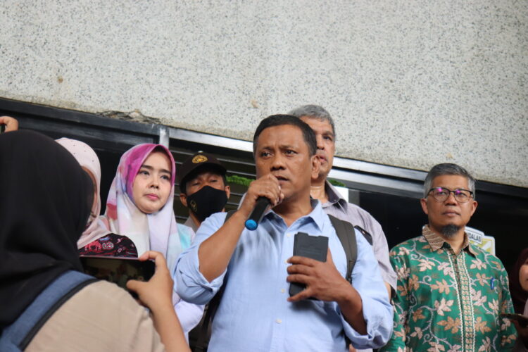 Pernyataan rekomendasi hukuman berat terhadap terduga pelaku oleh Ketua Investigasi kasus kekerasan seksual Aidinil Zetra, di depan Gedung Rektorat Unand pada Senin (26/12/2022)(Genta Andalas/ Riski Wahyudi) .