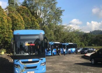 Warga Unand beserta tamu undangan menaiki Bus Trans Padang di depan Auditorium Universitas Andalas, Senin (19/12/2022). (Genta Andalas/Nabila Annisa)