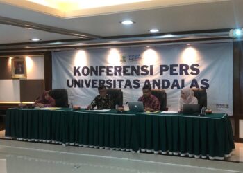 Universitas Andalas menggelar Konferensi Pers terhadap kasus kekerasan seksual di lingkungan Universitas Andalas di Gedung Rektorat lantai 4 pada Jumat (23/12/2022). (Genta Andalas/ Muhammad Rivaldo)