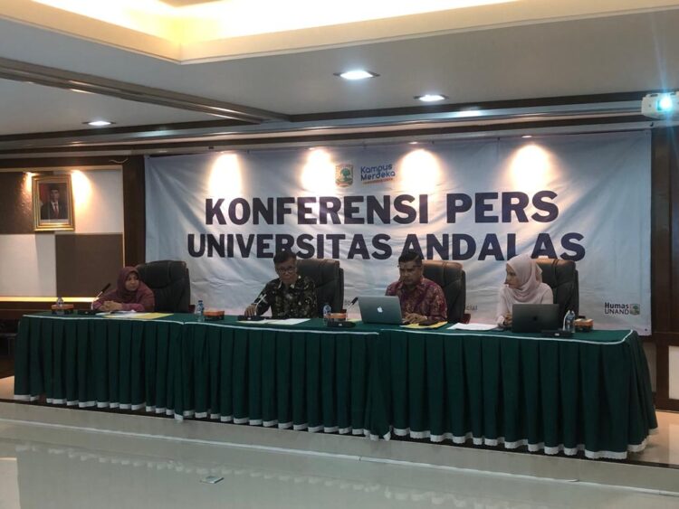 Universitas Andalas menggelar Konferensi Pers terhadap kasus kekerasan seksual di lingkungan Universitas Andalas di Gedung Rektorat lantai 4 pada Jumat (23/12/2022). (Genta Andalas/ Muhammad Rivaldo)