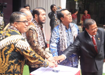 Penekanan tombol pembuka tirai nama Gedung Tahir Foundation Building di Fakultas Hukum Universitas Andalas, Jumat (2/12/2022). (Genta Andalas/Riski Wahyudi)
