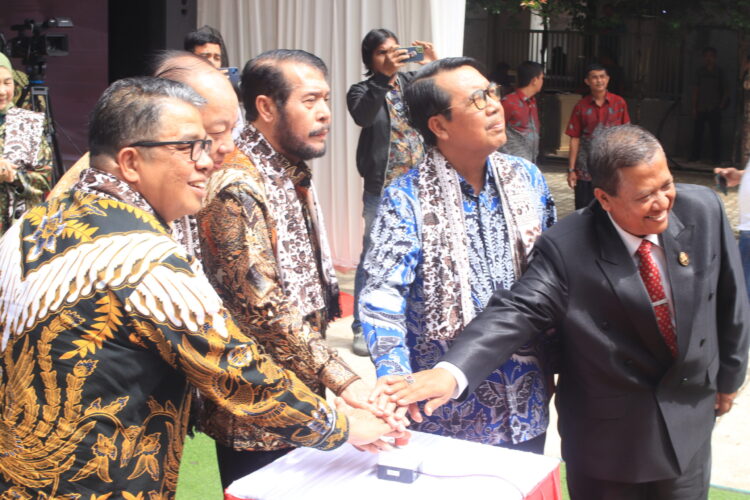 Penekanan tombol pembuka tirai nama Gedung Tahir Foundation Building di Fakultas Hukum Universitas Andalas, Jumat (2/12/2022). (Genta Andalas/Riski Wahyudi)