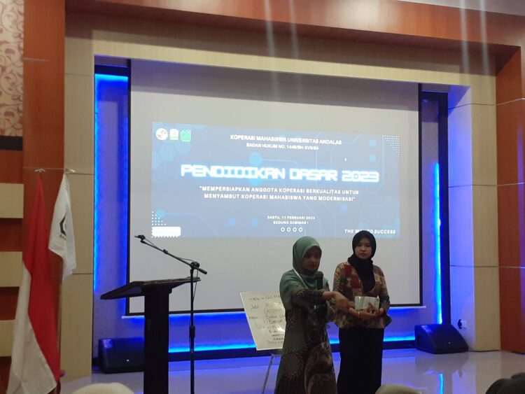 Penyampaian materi oleh Roja Novadila sebagai pemateri dalam acara DIKSAR KOPMA Unand 2023 yang diadakan di Seminar I, Jumat (11/2/2023)